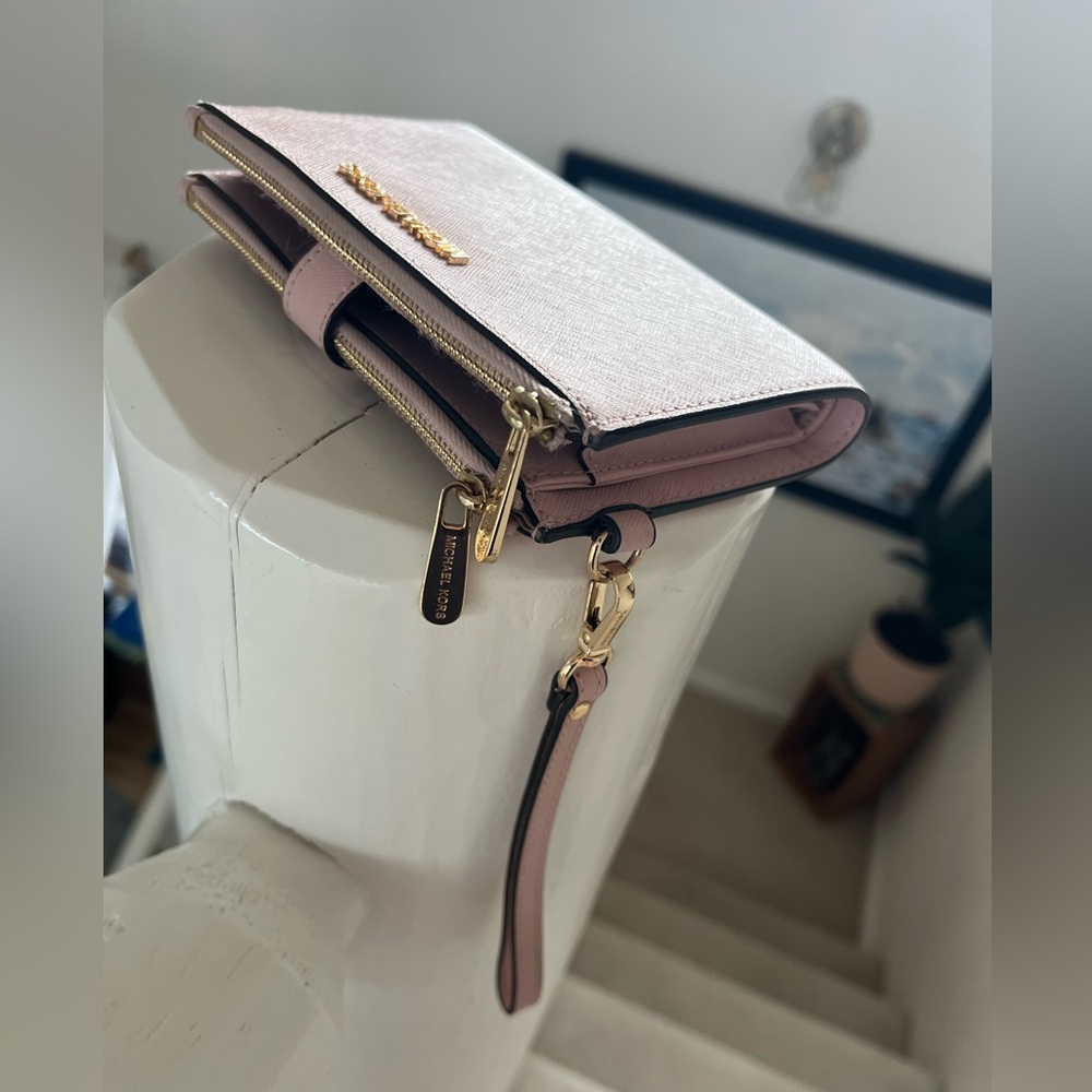 Michael Kors leather smartphone wallet - Picture 5 of 16